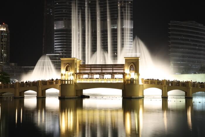 bridge to watch the dubai fountains