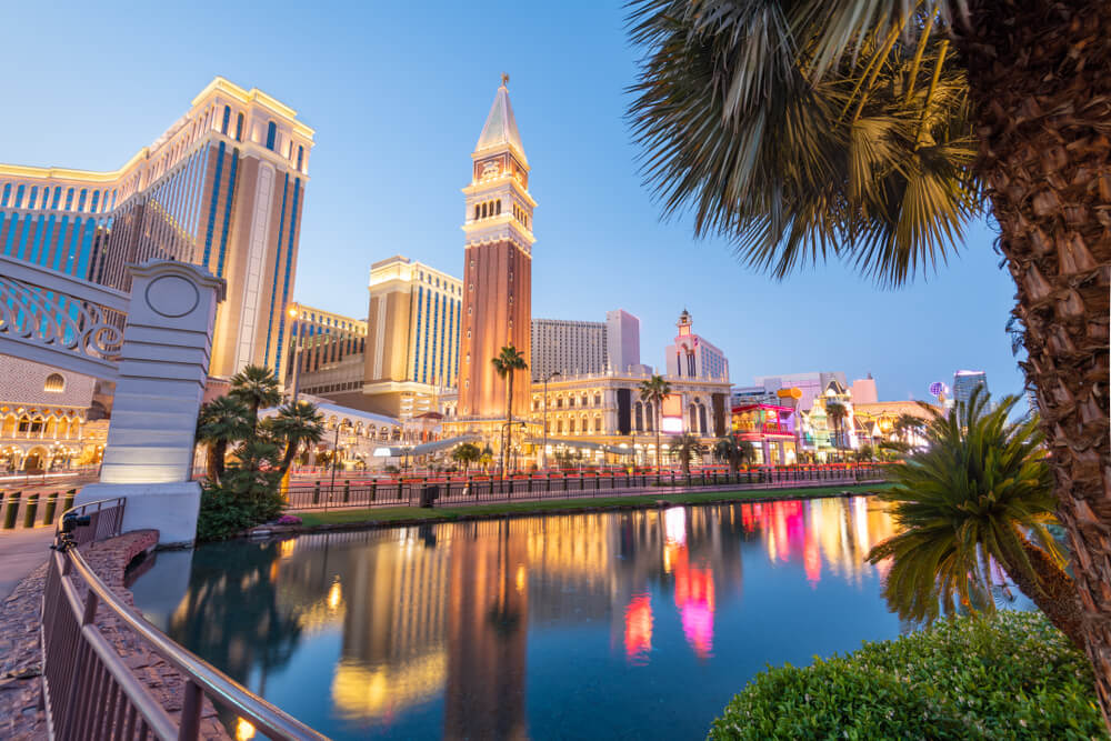 This image has an empty alt attribute; its file name is las-vegas-day-trips.jpg