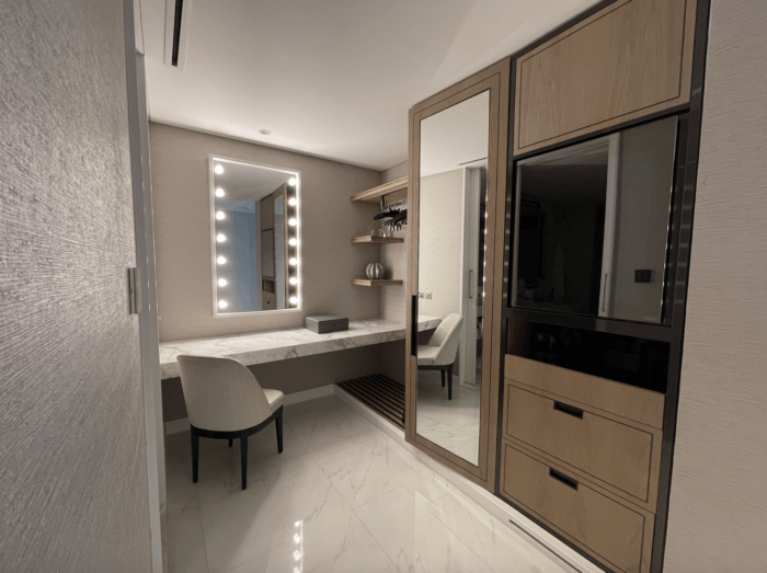 The Address Downtown Hotel dressing roomThe Address Downtown Hotel dressing room