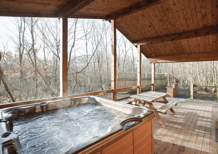 lodges with hot tubs in the UK
