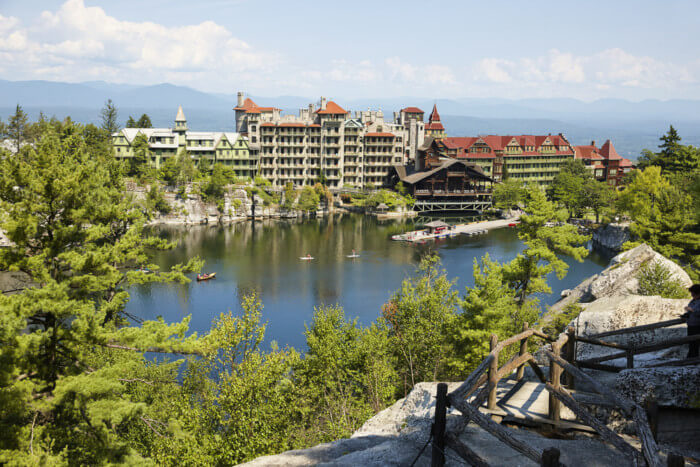 Mohonk,Mountain,House,Resort,(built,In,1879),And,Mohonk,Lake,