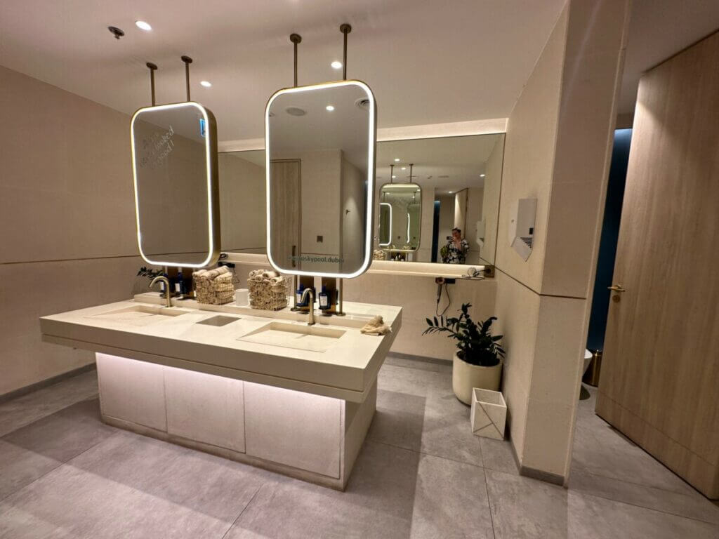 Аура Скай Пул (Aura Sky Pool) в Дубае. Насколько удивителен в 2024 году?